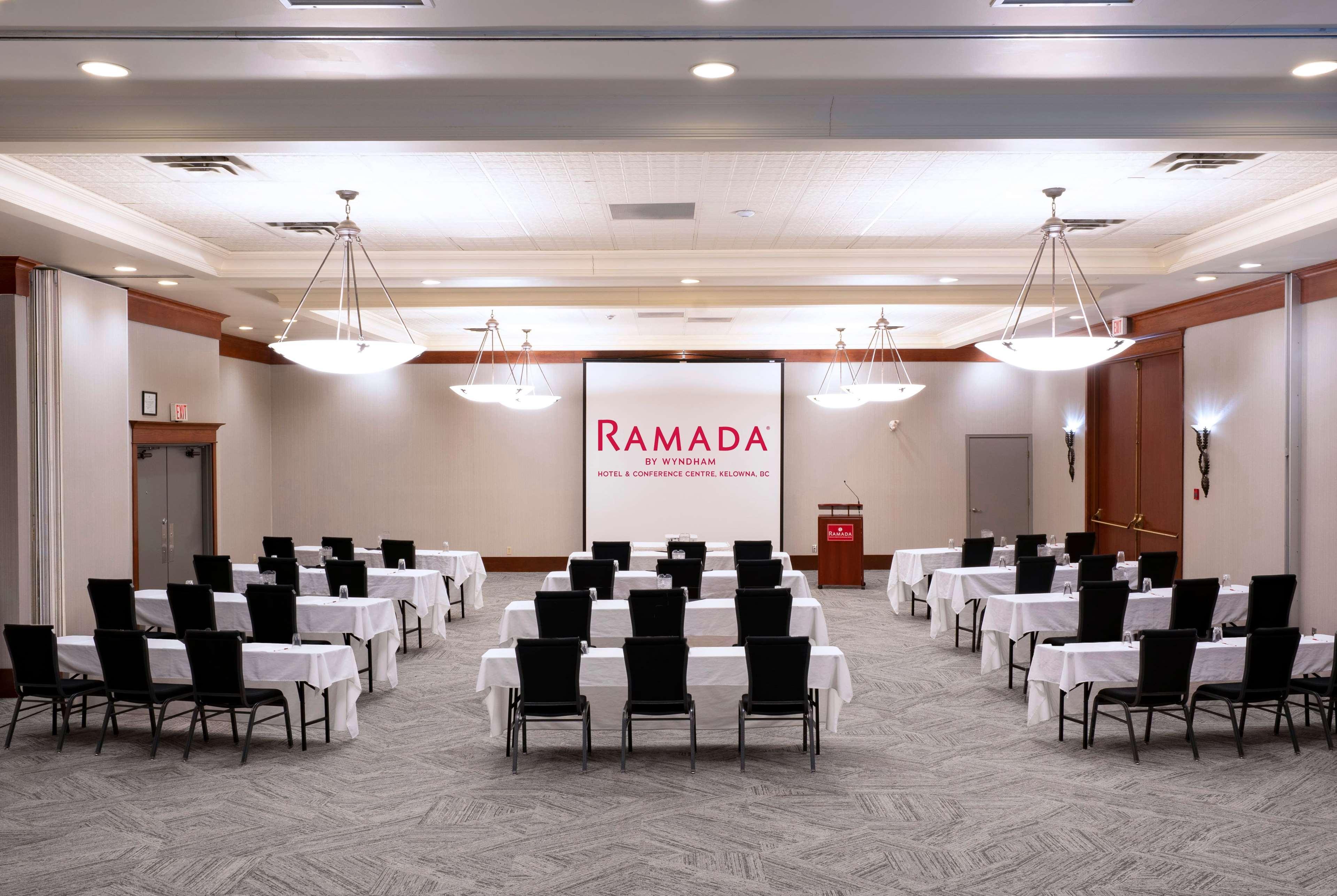 Ramada By Wyndham Kelowna Hotel & Conference Center Exterior photo